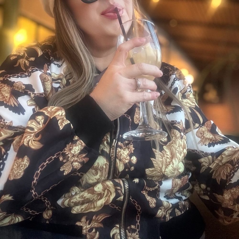 ✅Versace-style print plus size bomber jacket - Picture 7 of 12